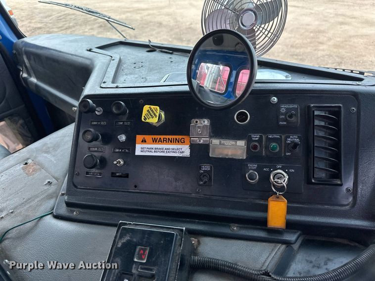 image for item EB2616 1999 Volvo Xpeditor refuse truck