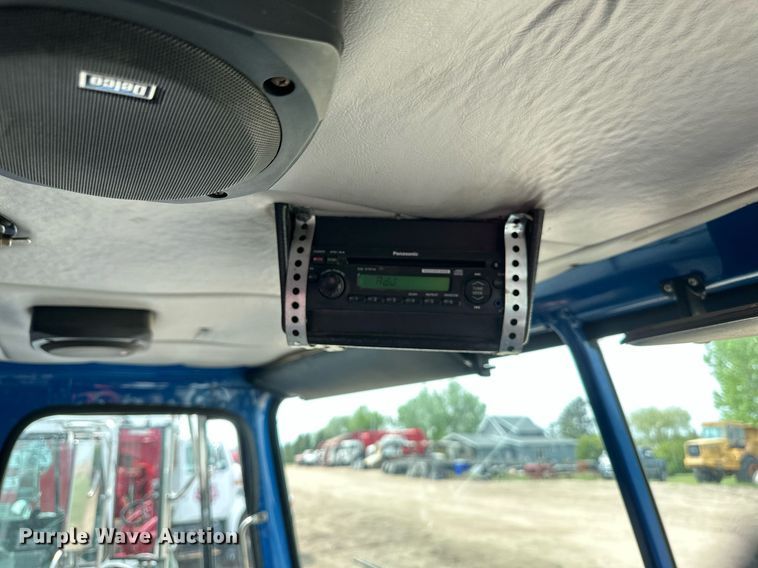 image for item EB2616 1999 Volvo Xpeditor refuse truck