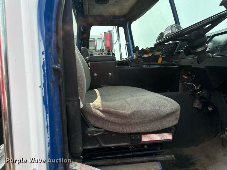 image for item EB2616 1999 Volvo Xpeditor refuse truck