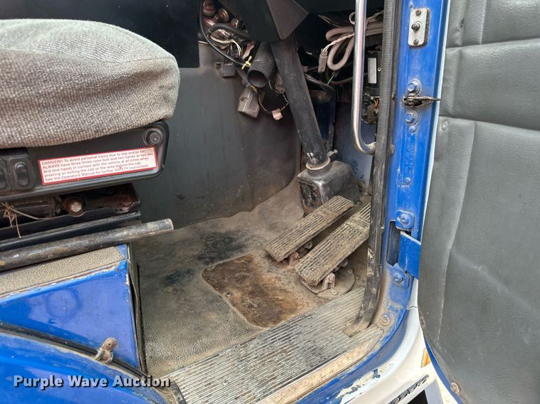 image for item EB2616 1999 Volvo Xpeditor refuse truck