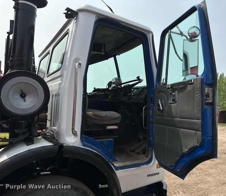 image for item EB2616 1999 Volvo Xpeditor refuse truck