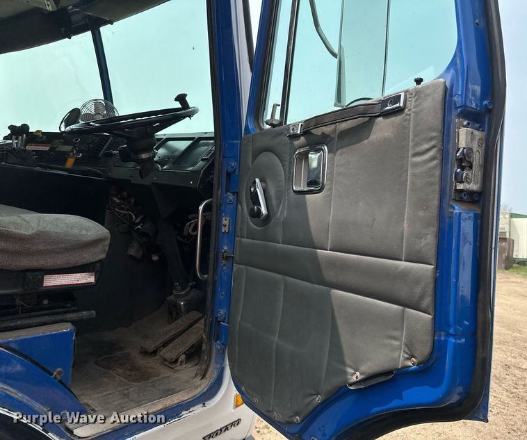 image for item EB2616 1999 Volvo Xpeditor refuse truck