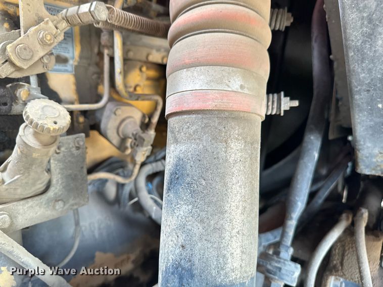 image for item EB2616 1999 Volvo Xpeditor refuse truck