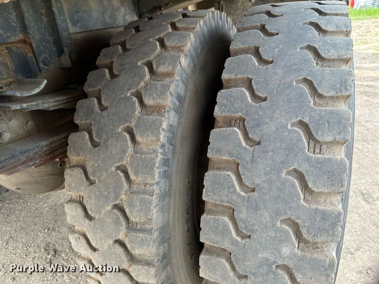 image for item EB2616 1999 Volvo Xpeditor refuse truck