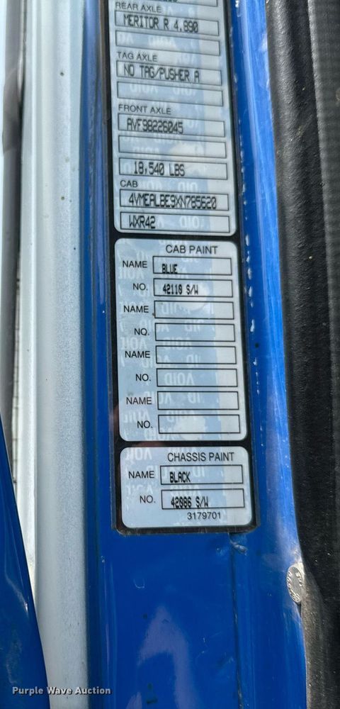 image for item EB2616 1999 Volvo Xpeditor refuse truck