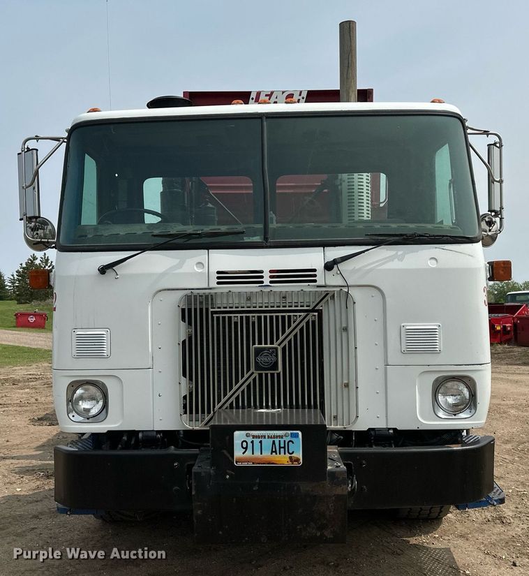 image for item EB2617 2001 Volvo Xpeditor refuse truck