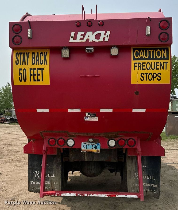 image for item EB2617 2001 Volvo Xpeditor refuse truck