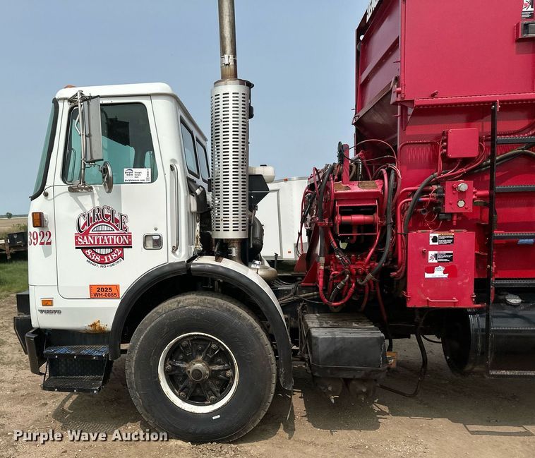 image for item EB2617 2001 Volvo Xpeditor refuse truck