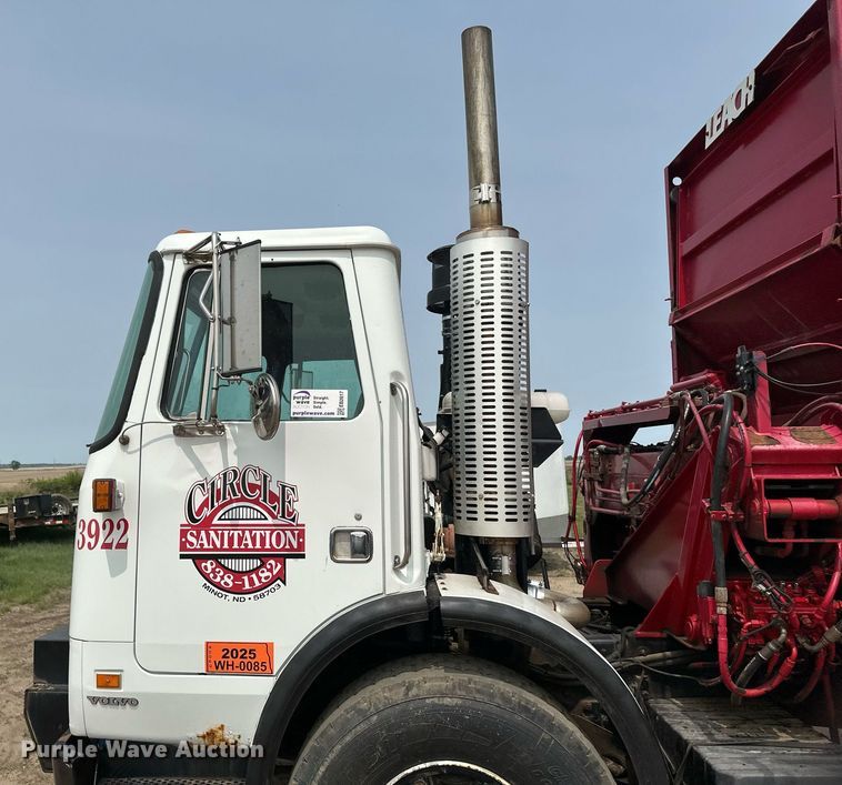 image for item EB2617 2001 Volvo Xpeditor refuse truck