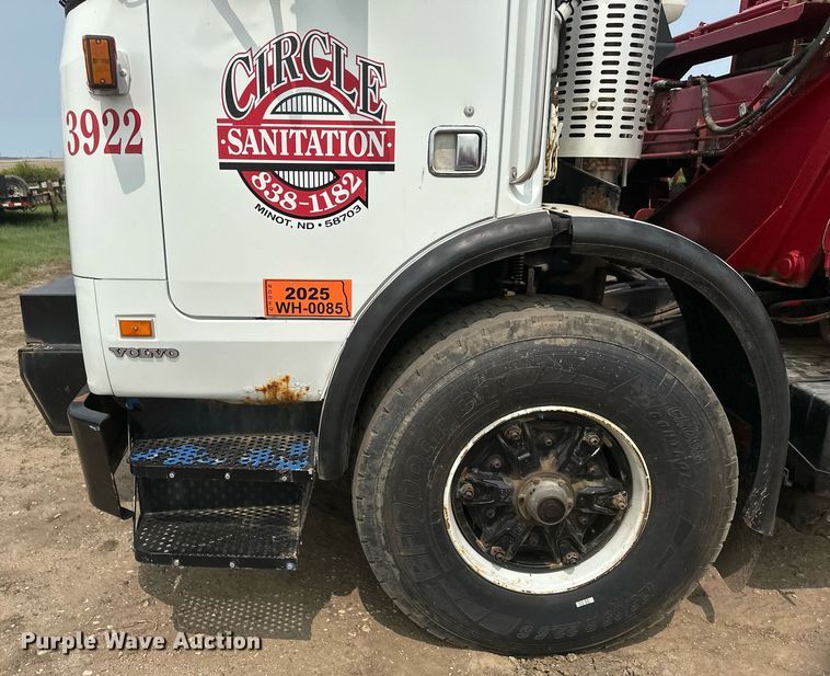 image for item EB2617 2001 Volvo Xpeditor refuse truck