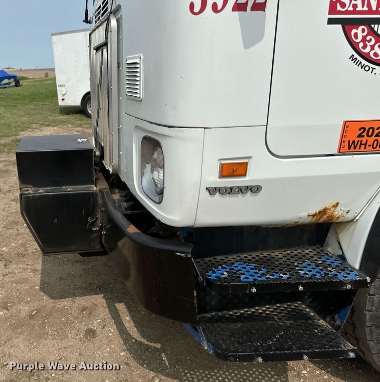 image for item EB2617 2001 Volvo Xpeditor refuse truck