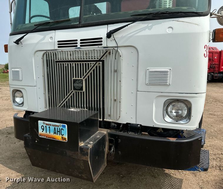 image for item EB2617 2001 Volvo Xpeditor refuse truck