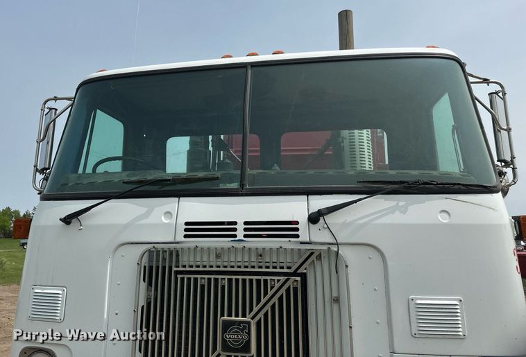 image for item EB2617 2001 Volvo Xpeditor refuse truck