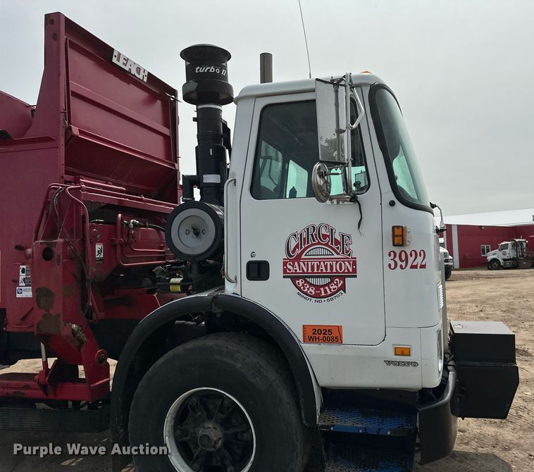 image for item EB2617 2001 Volvo Xpeditor refuse truck