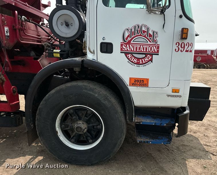 image for item EB2617 2001 Volvo Xpeditor refuse truck