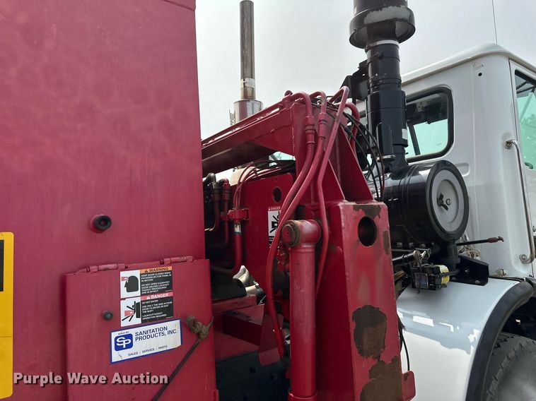 image for item EB2617 2001 Volvo Xpeditor refuse truck