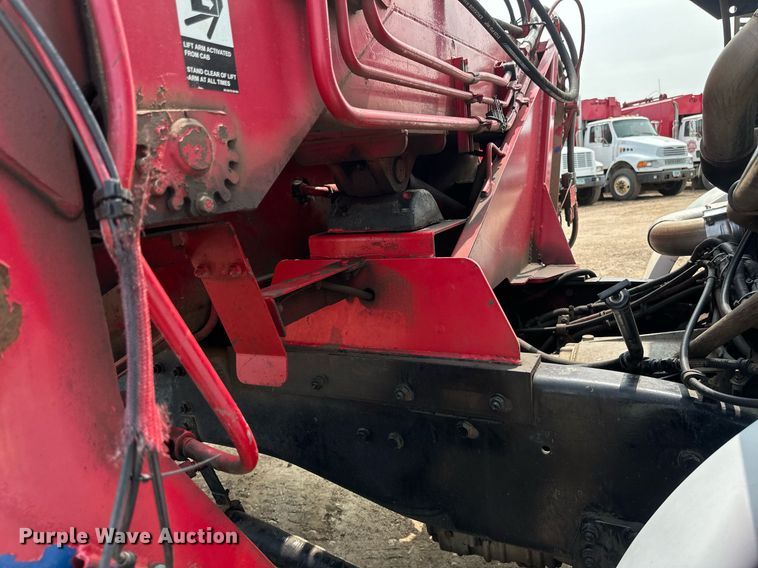 image for item EB2617 2001 Volvo Xpeditor refuse truck