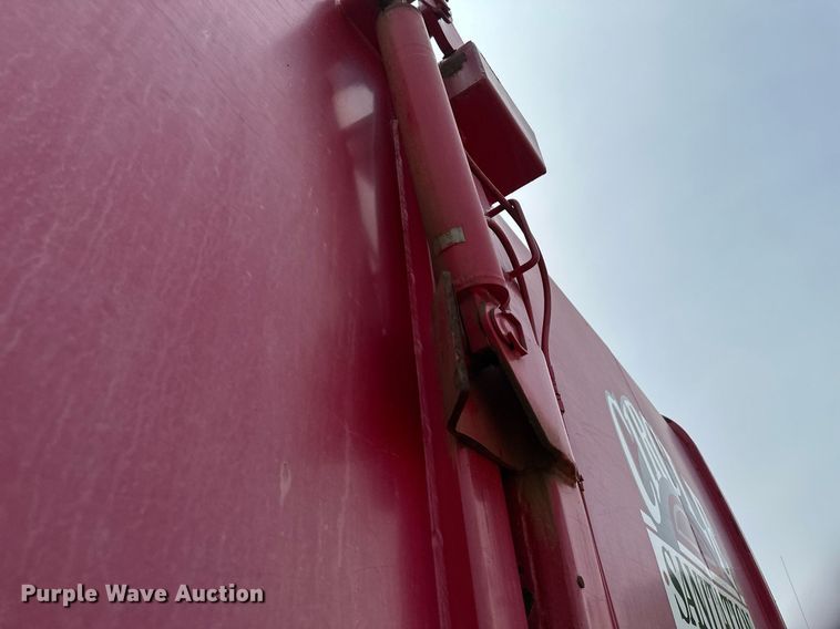 image for item EB2617 2001 Volvo Xpeditor refuse truck