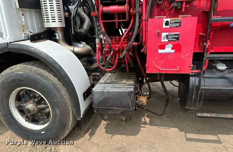 image for item EB2617 2001 Volvo Xpeditor refuse truck