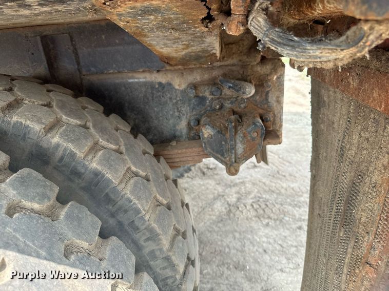 image for item EB2617 2001 Volvo Xpeditor refuse truck