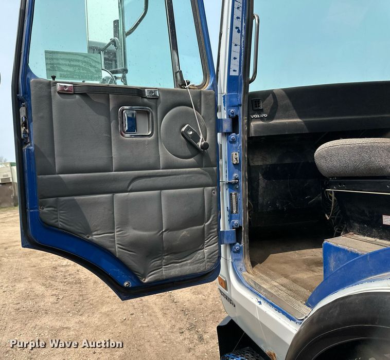 image for item EB2617 2001 Volvo Xpeditor refuse truck