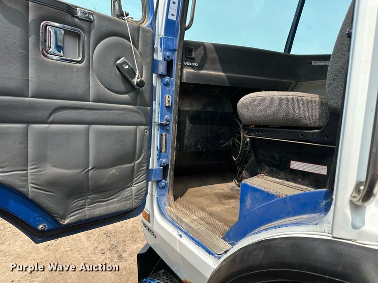 image for item EB2617 2001 Volvo Xpeditor refuse truck