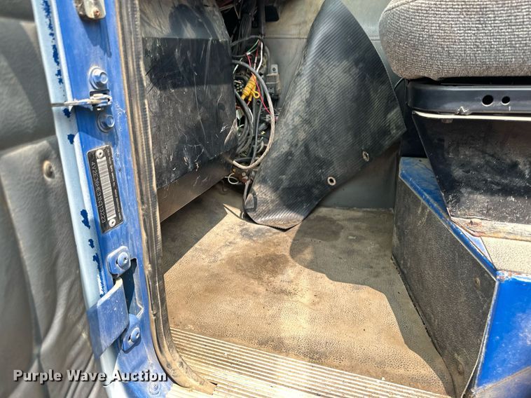 image for item EB2617 2001 Volvo Xpeditor refuse truck