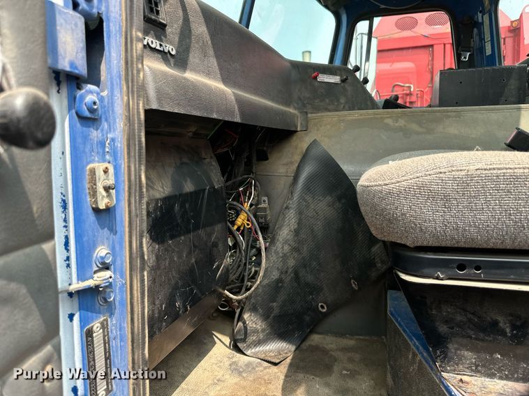 image for item EB2617 2001 Volvo Xpeditor refuse truck