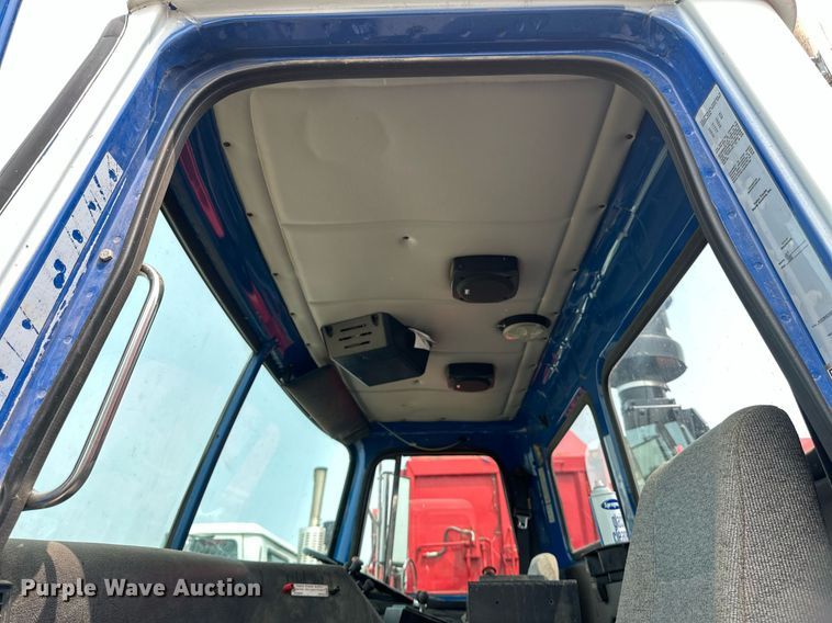 image for item EB2617 2001 Volvo Xpeditor refuse truck