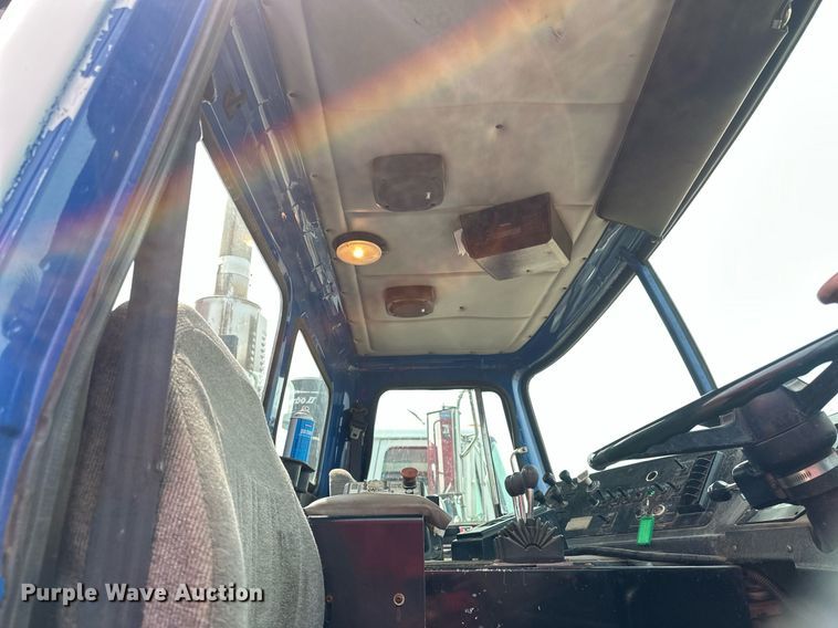 image for item EB2617 2001 Volvo Xpeditor refuse truck