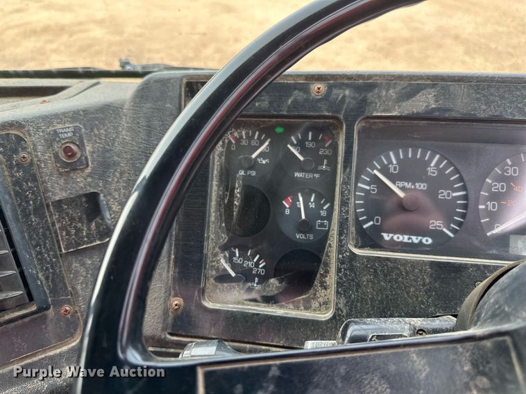 image for item EB2617 2001 Volvo Xpeditor refuse truck