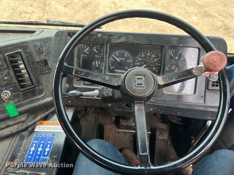 image for item EB2617 2001 Volvo Xpeditor refuse truck