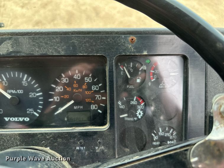 image for item EB2617 2001 Volvo Xpeditor refuse truck