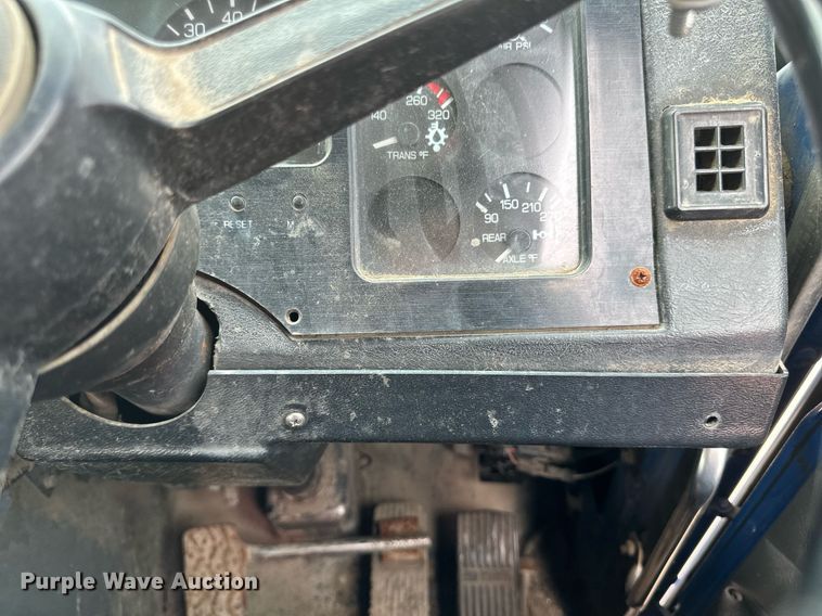 image for item EB2617 2001 Volvo Xpeditor refuse truck