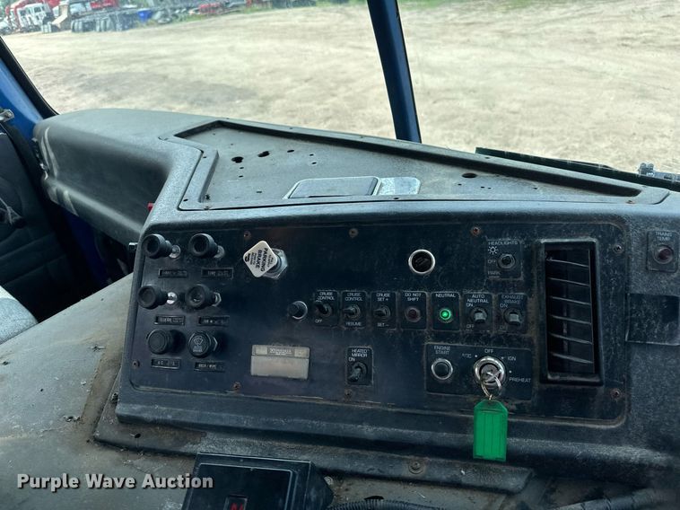 image for item EB2617 2001 Volvo Xpeditor refuse truck