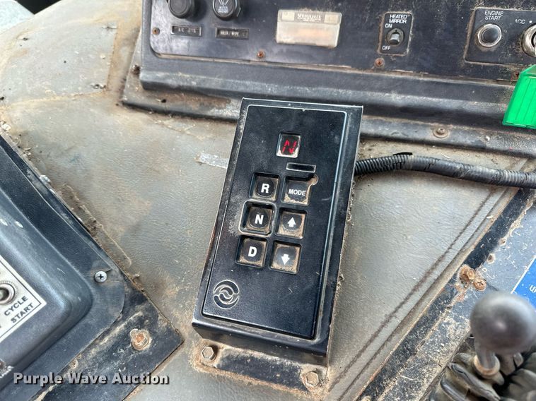 image for item EB2617 2001 Volvo Xpeditor refuse truck