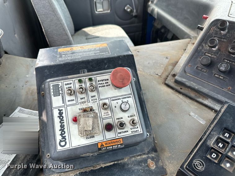 image for item EB2617 2001 Volvo Xpeditor refuse truck