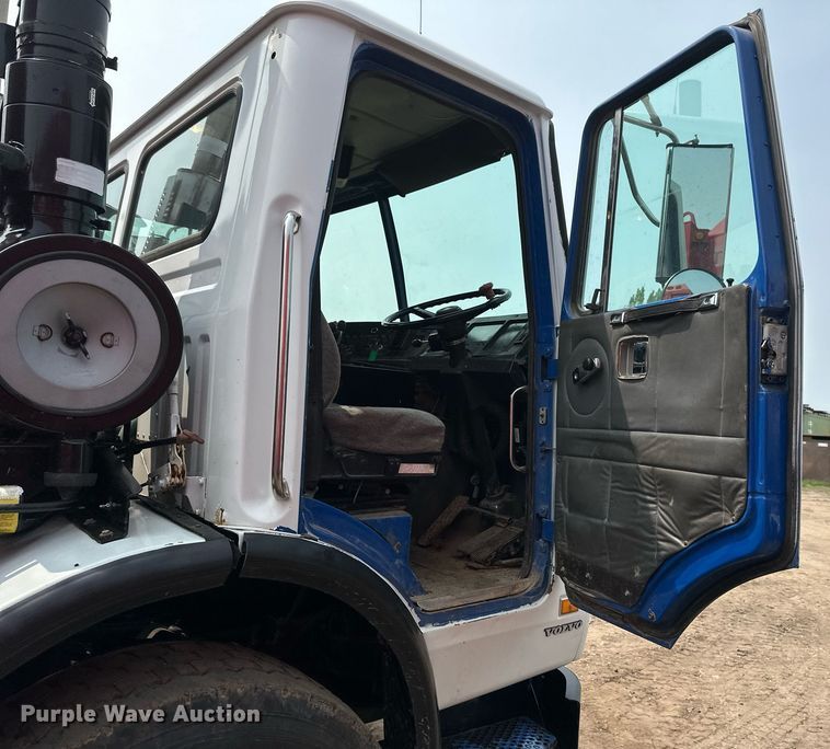 image for item EB2617 2001 Volvo Xpeditor refuse truck