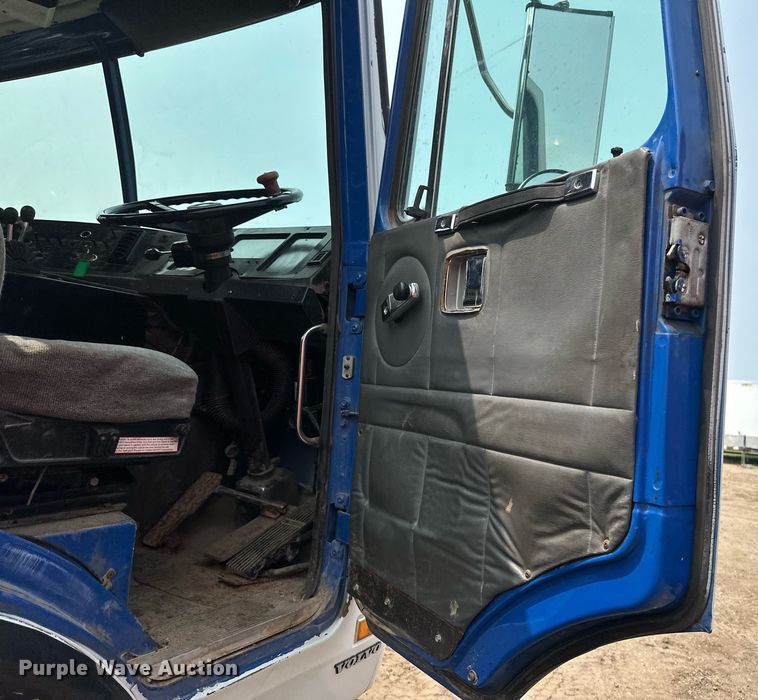 image for item EB2617 2001 Volvo Xpeditor refuse truck