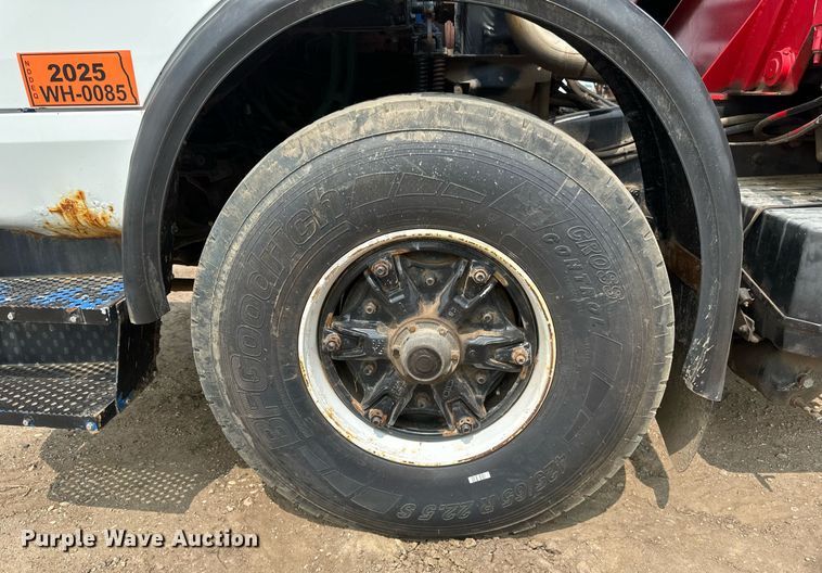 image for item EB2617 2001 Volvo Xpeditor refuse truck