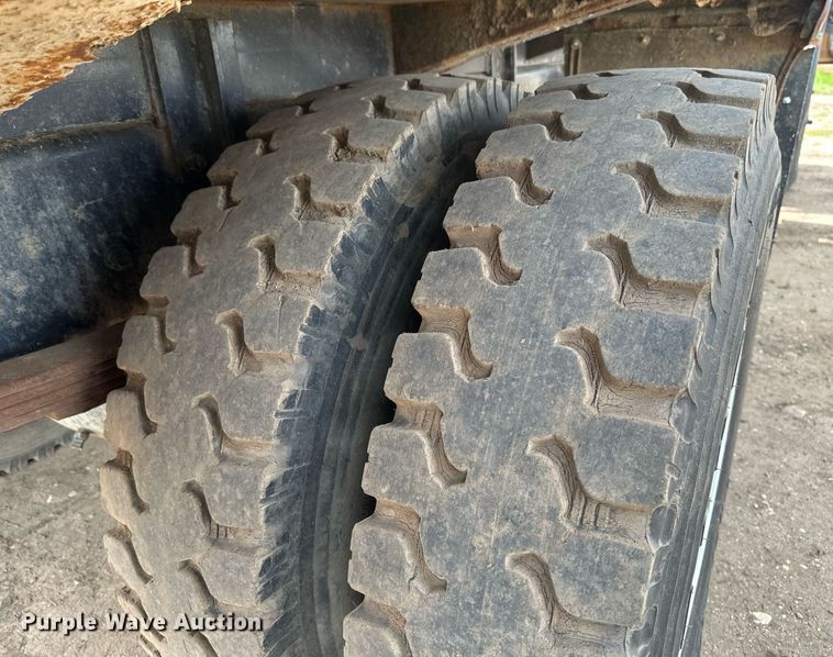 image for item EB2617 2001 Volvo Xpeditor refuse truck