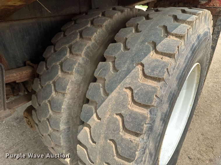 image for item EB2617 2001 Volvo Xpeditor refuse truck