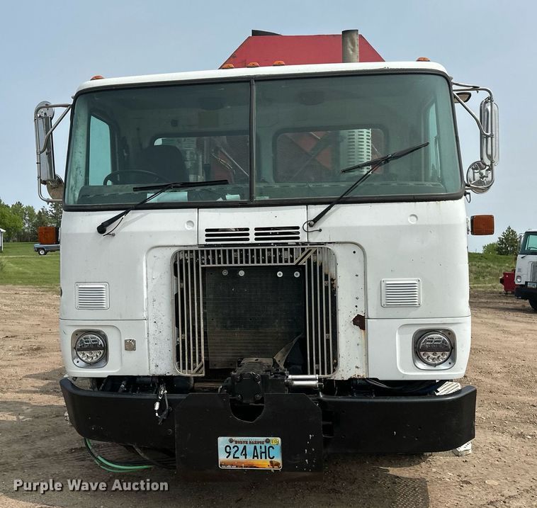 image for item EB2618 2000 Volvo Xpeditor refuse truck