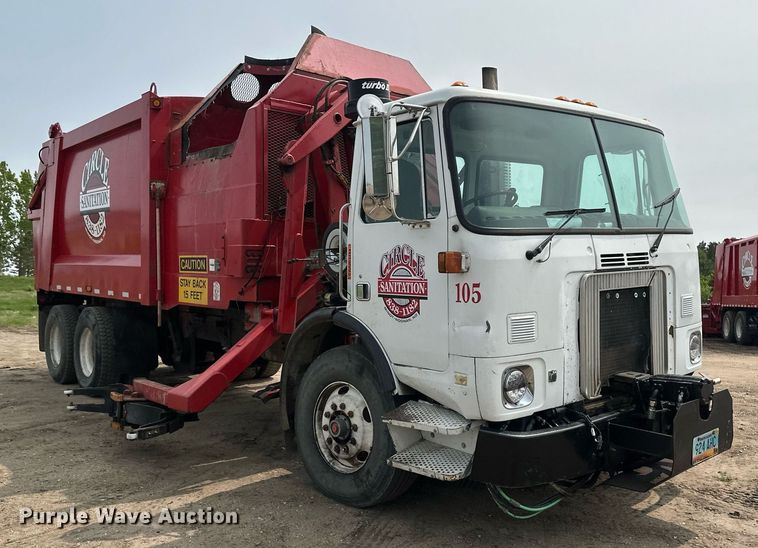 image for item EB2618 2000 Volvo Xpeditor refuse truck