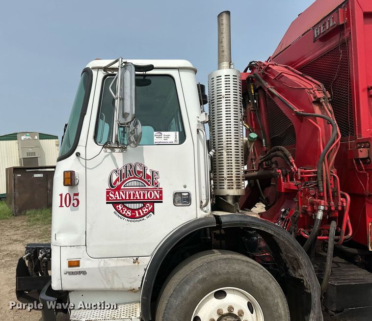 image for item EB2618 2000 Volvo Xpeditor refuse truck