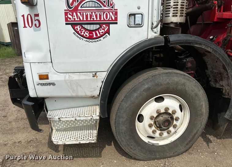 image for item EB2618 2000 Volvo Xpeditor refuse truck