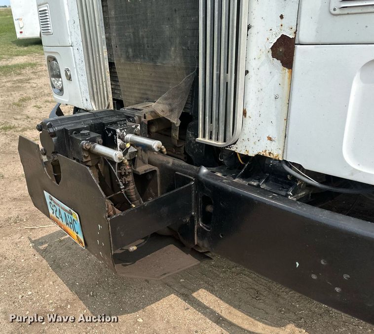 image for item EB2618 2000 Volvo Xpeditor refuse truck