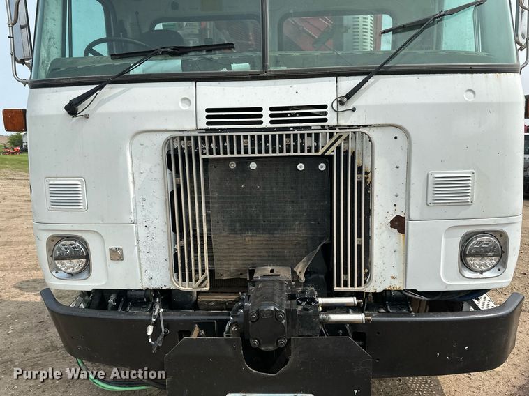 image for item EB2618 2000 Volvo Xpeditor refuse truck