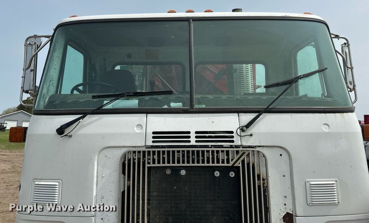 image for item EB2618 2000 Volvo Xpeditor refuse truck