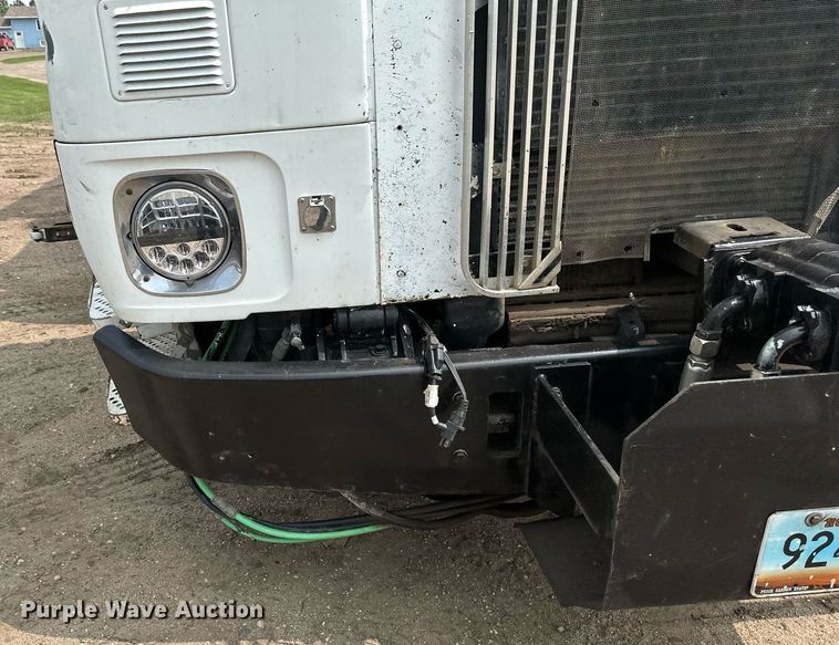 image for item EB2618 2000 Volvo Xpeditor refuse truck